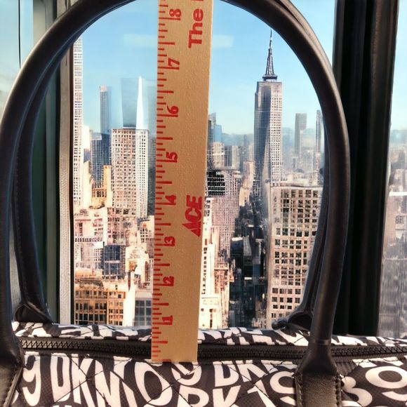 NWT DKNY Womens LYLA Quilted Black White Softshell Zip Large Shopper Tote Gift - Picture 12 of 15